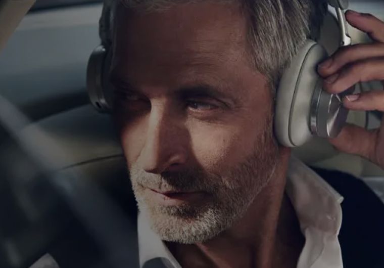 custom-web-design-bang-and-olufsen-background-image A man with the headphones